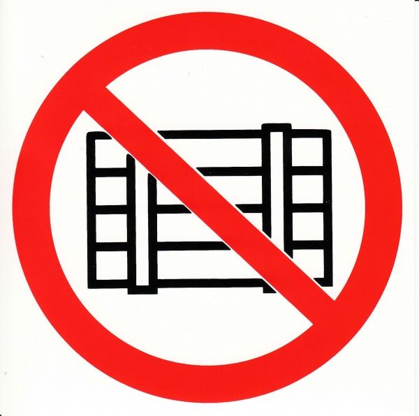 Р12, Знак на пленке "Не загромождать проходы и/или складировать" (200х200)