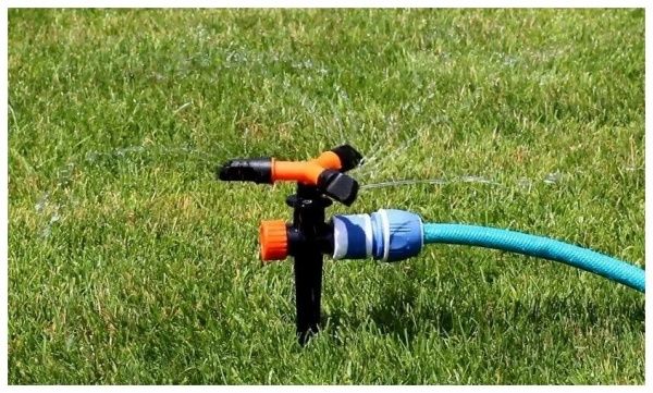 Разбрызгиватель (ороситель) 3-х рожковый вращающийся на ножке пластиковый, AP 3024